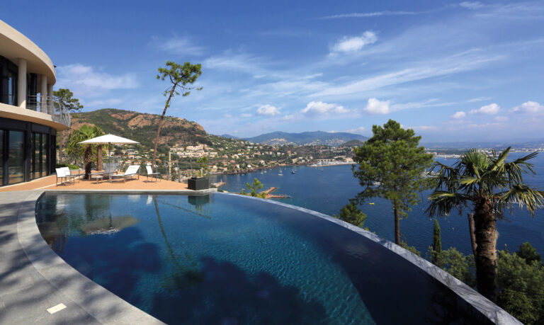 Une piscine en balcon sur la mer méditerranée