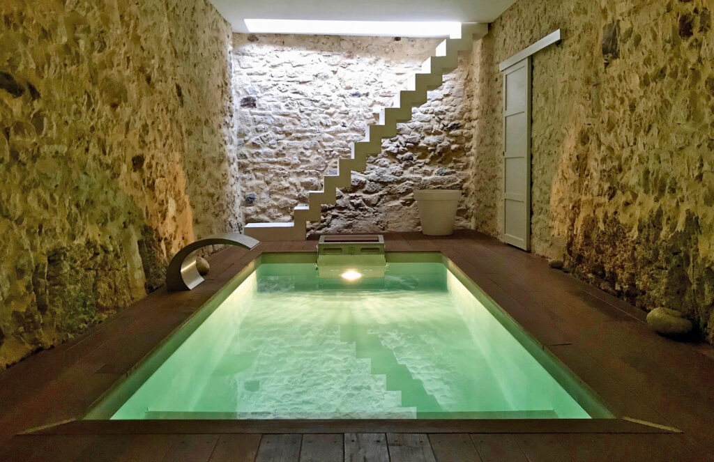 Petite piscine d'intérieur avec escalier d'architecte -piscinelle