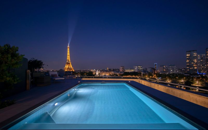 Piscine de nuit sur toit-terrasse a Paris vue sur la Tour Effeil et sur la Seine-017